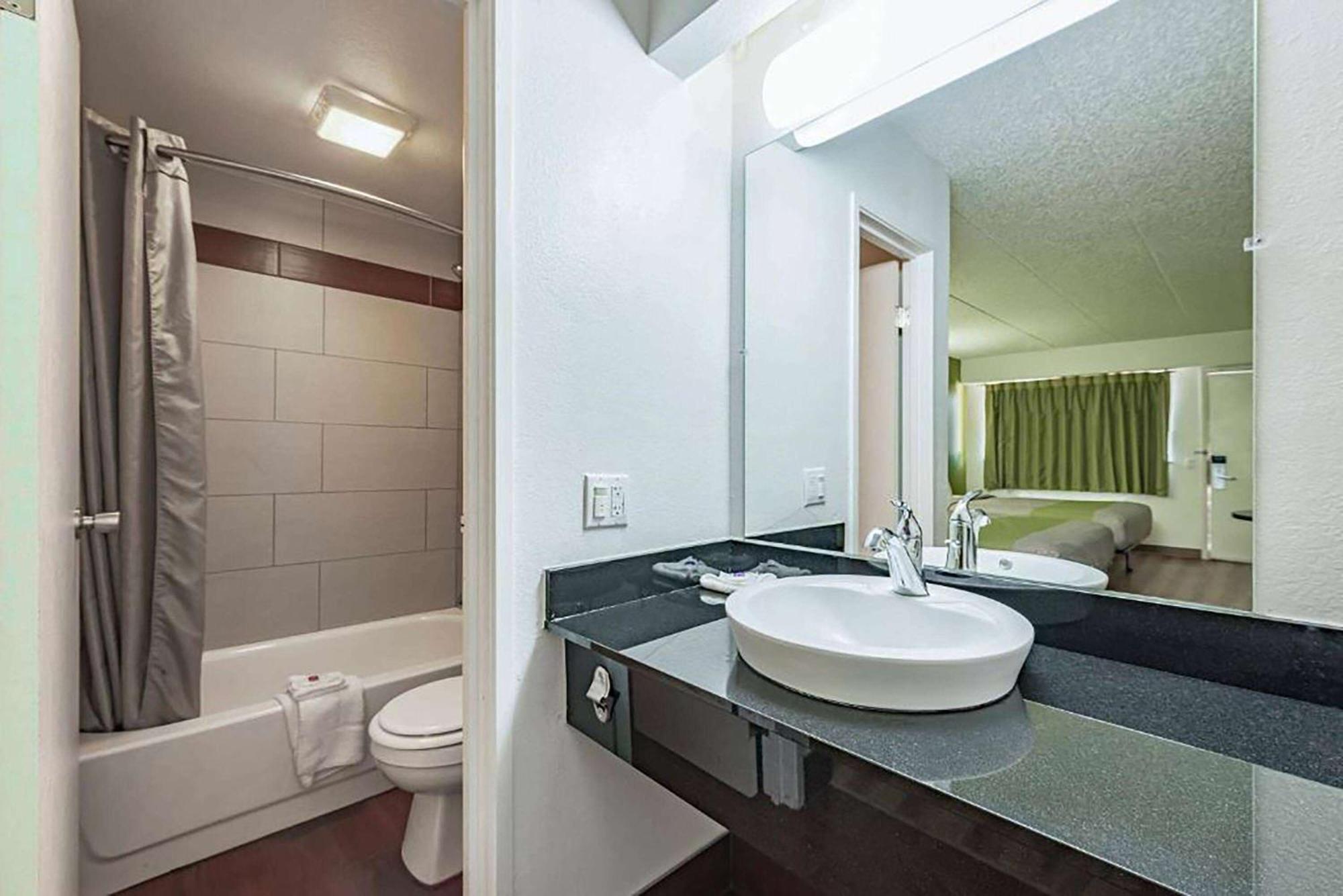 Days Inn By Wyndham Cincinnati I-71 Silverton Eksteriør billede