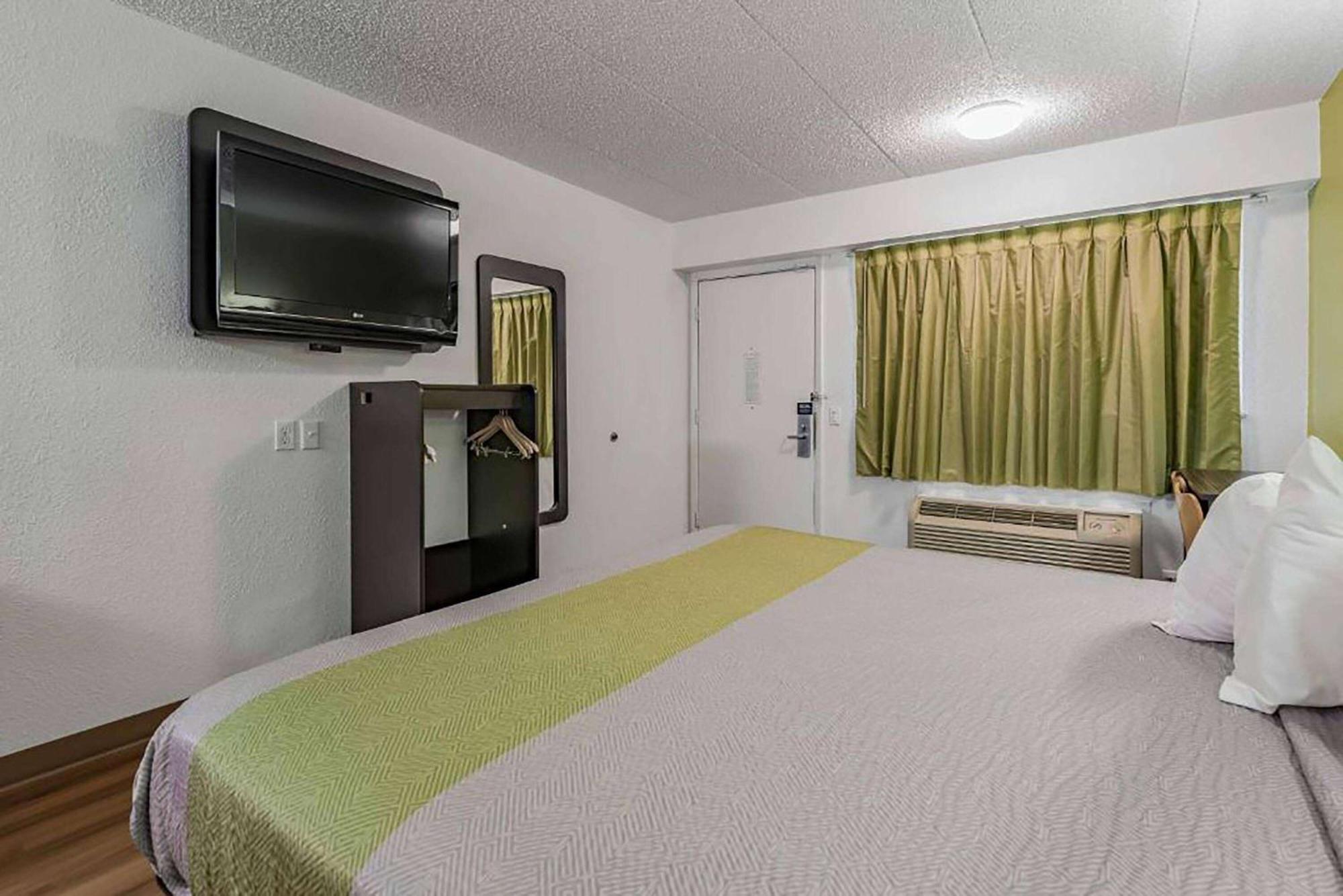 Days Inn By Wyndham Cincinnati I-71 Silverton Eksteriør billede
