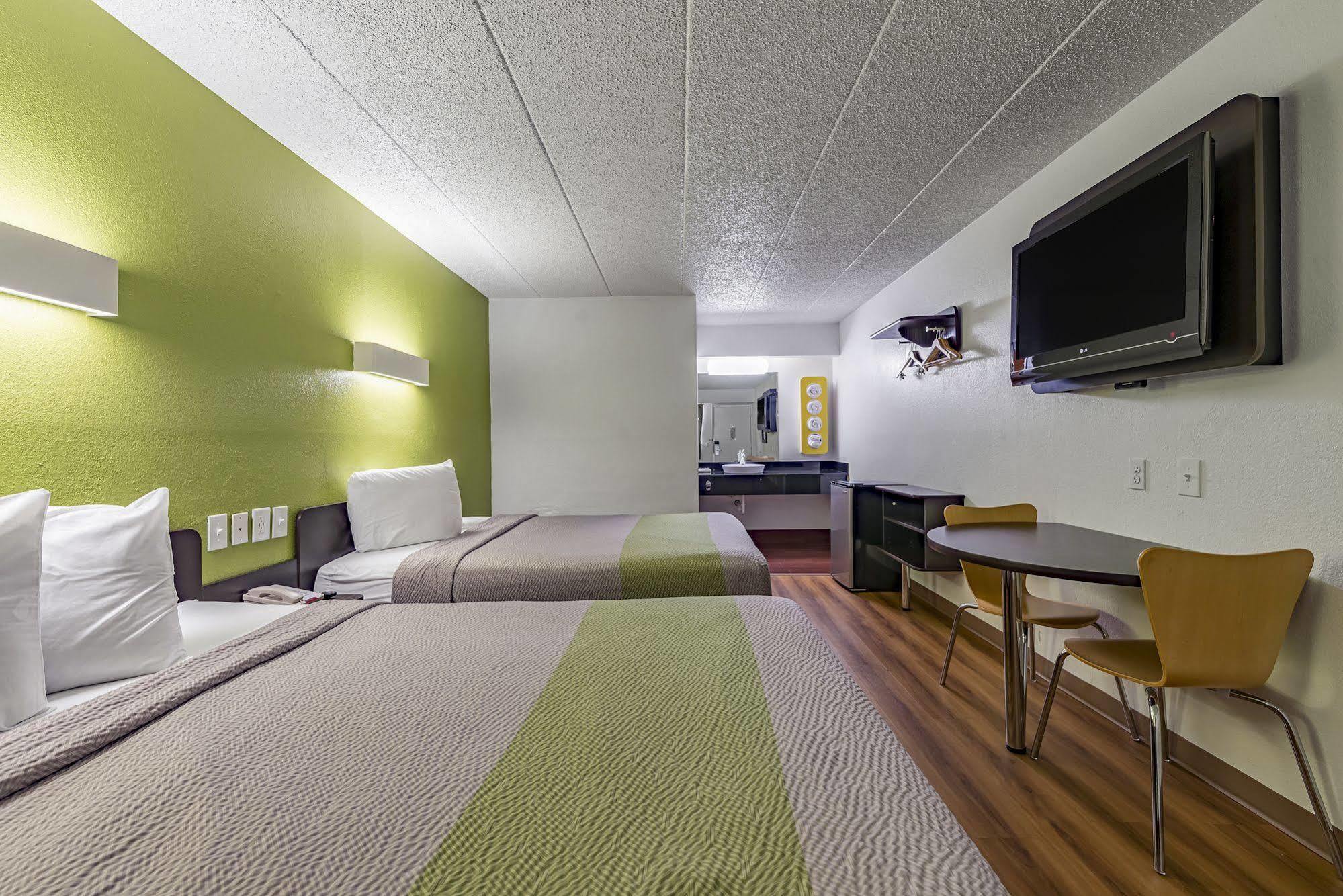 Days Inn By Wyndham Cincinnati I-71 Silverton Eksteriør billede