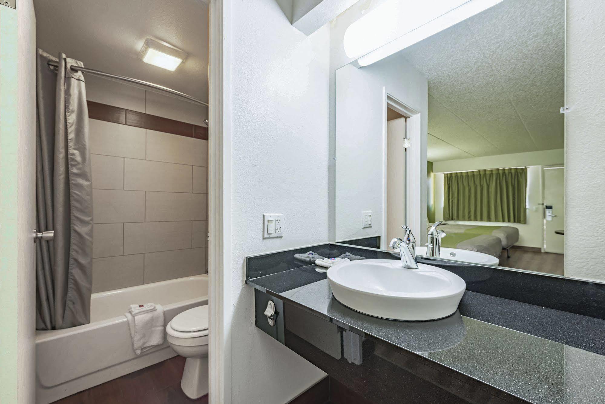 Days Inn By Wyndham Cincinnati I-71 Silverton Eksteriør billede
